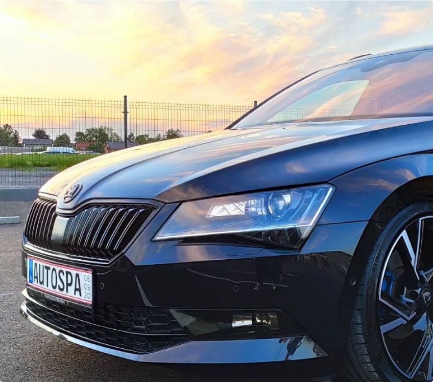 Sauberes Auto im Sonnenuntergang